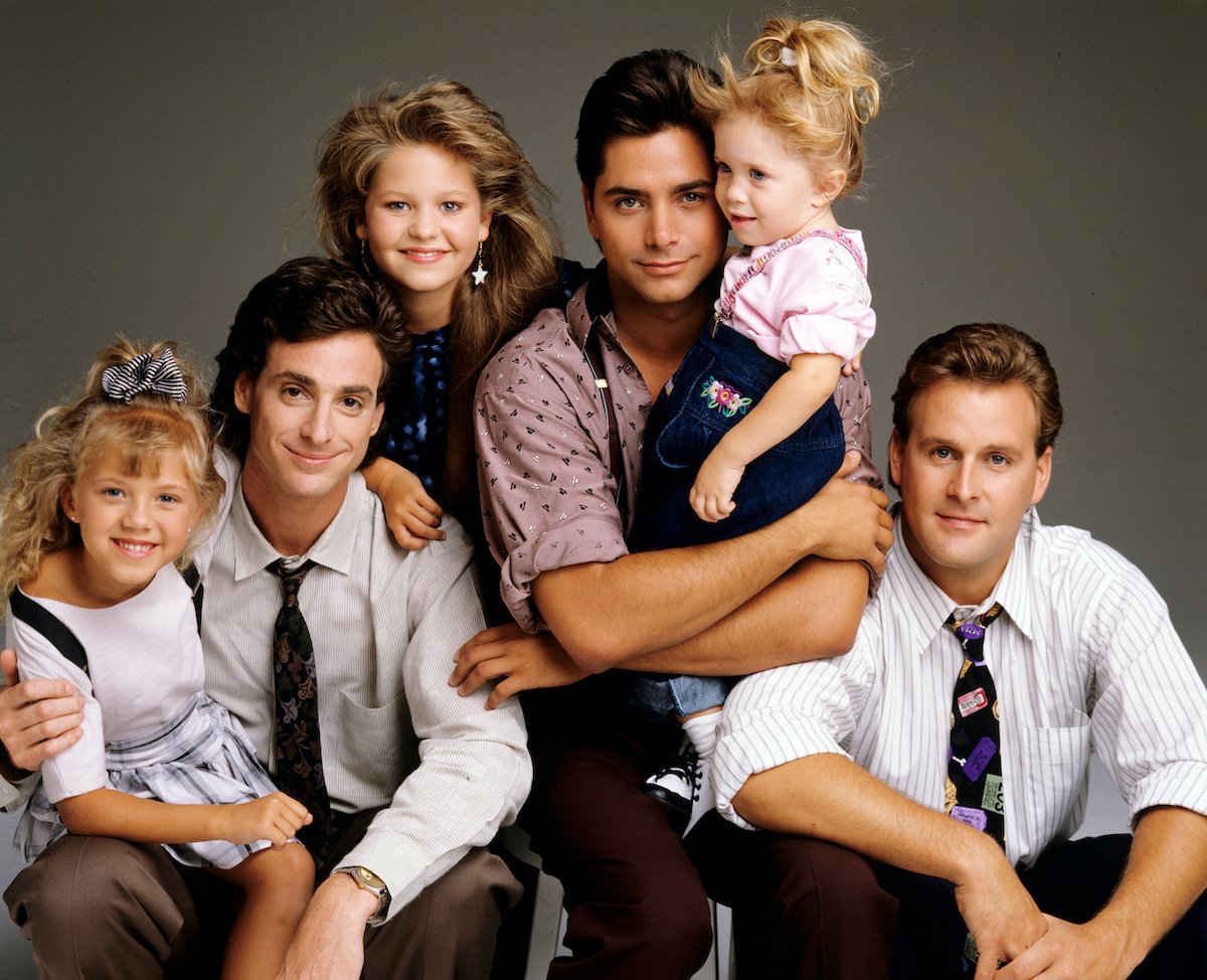 Jodie Sweetin, Bob Saget, Candace Cameron Bure, John Stamos, Mary-Kate/Ashley Olsen, and Dave Coulier pose together for 'Full House.'