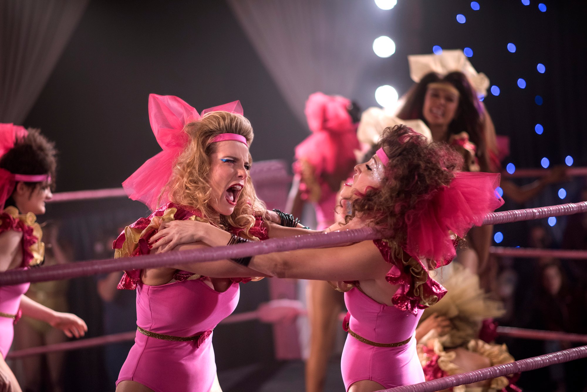 'GLOW' stars Betty Gilpin and Jackie Tohn strangle each other in the ring