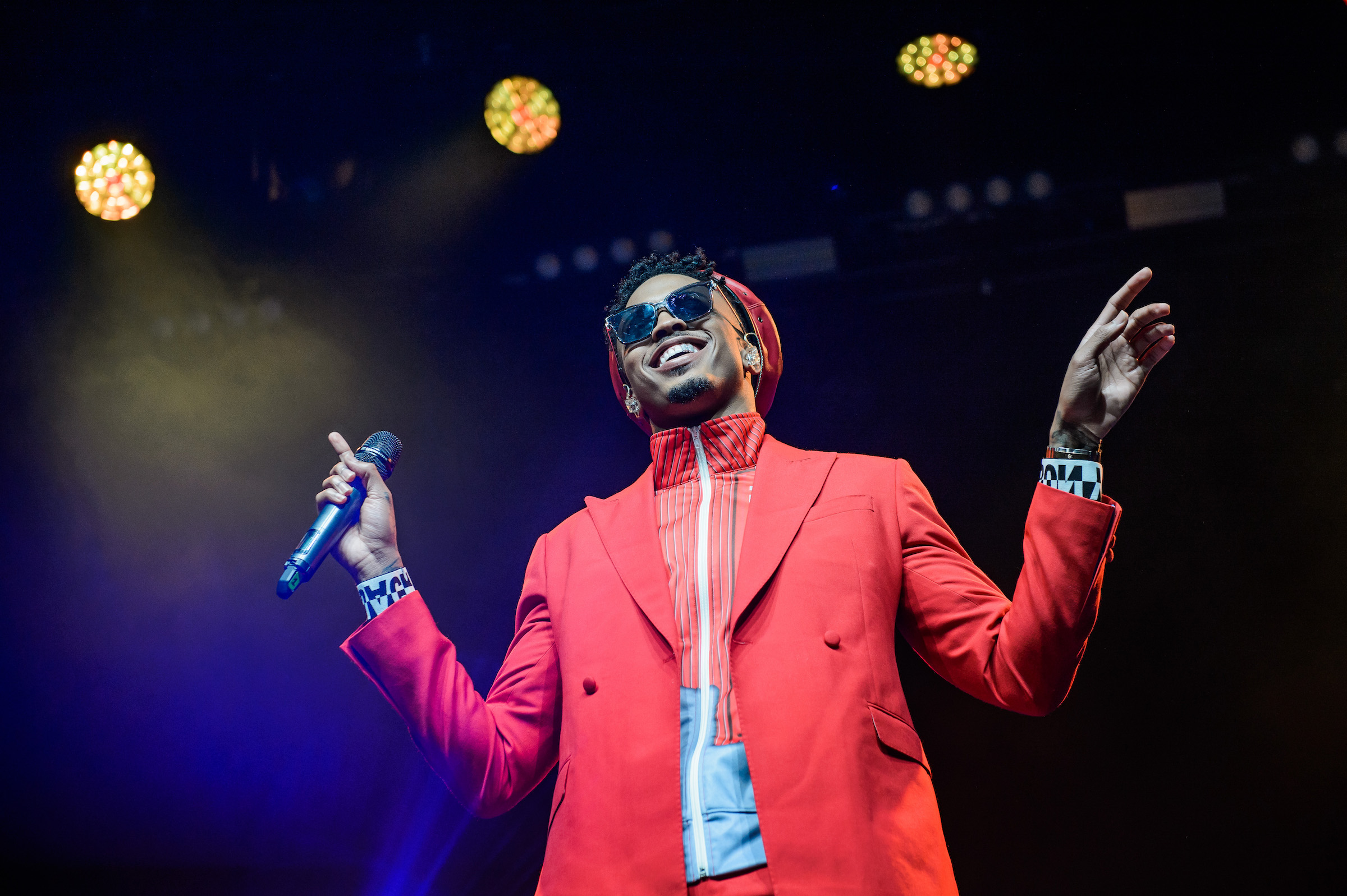August Alsina wearing red performing