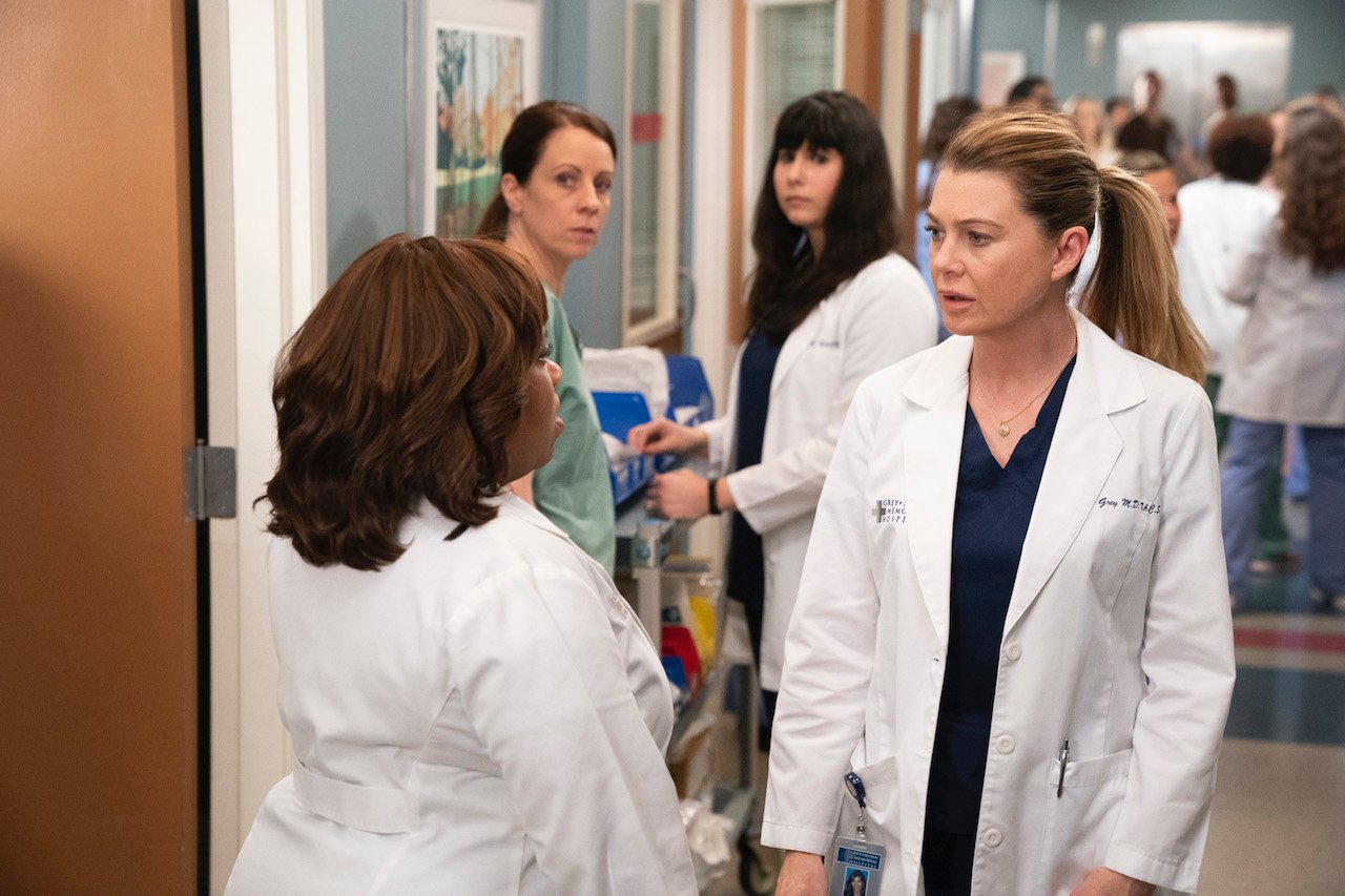 Chandra Wilson as Miranda Bailey and Ellen Pompeo as Meredith Grey talk in the hallway of the hospital on 'Grey's Anatomy'.