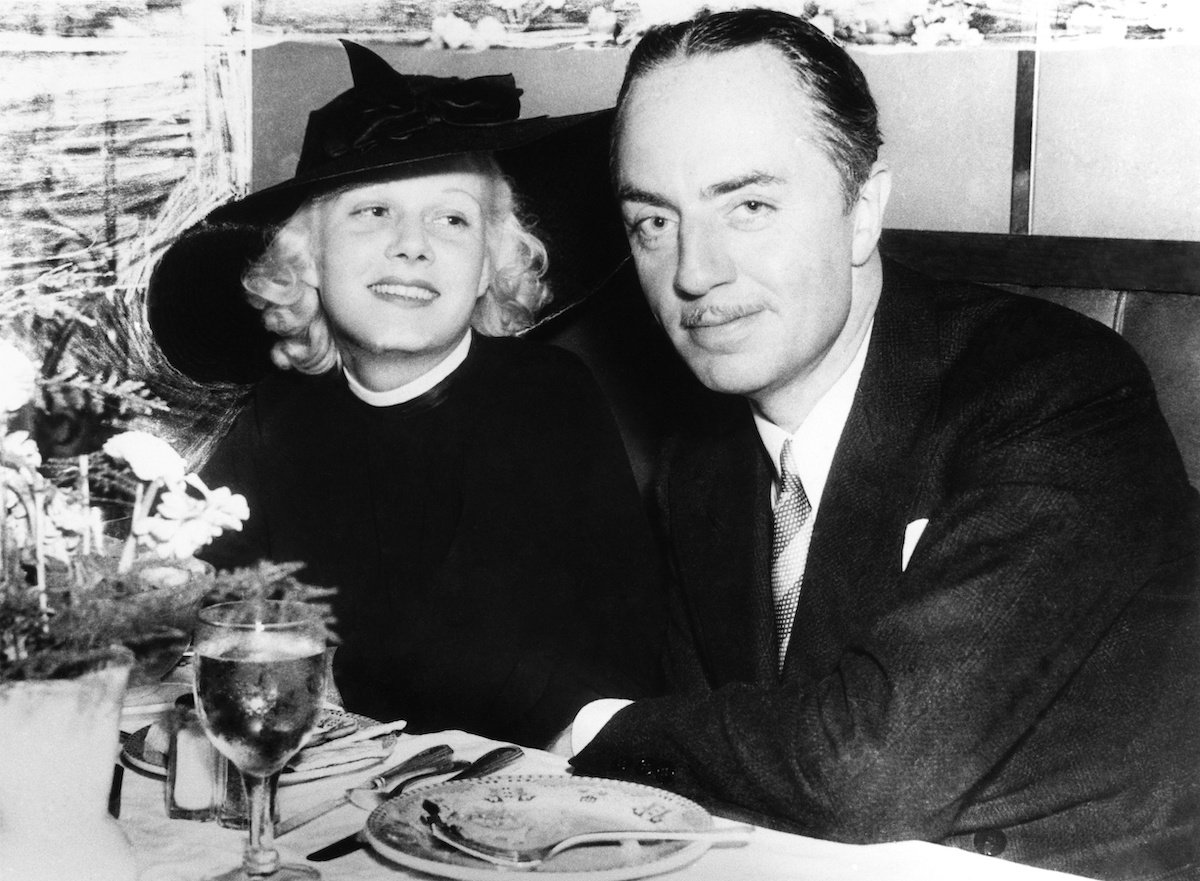 Actors Jean Harlow and William Powell sit together at a restaurant in 1935
