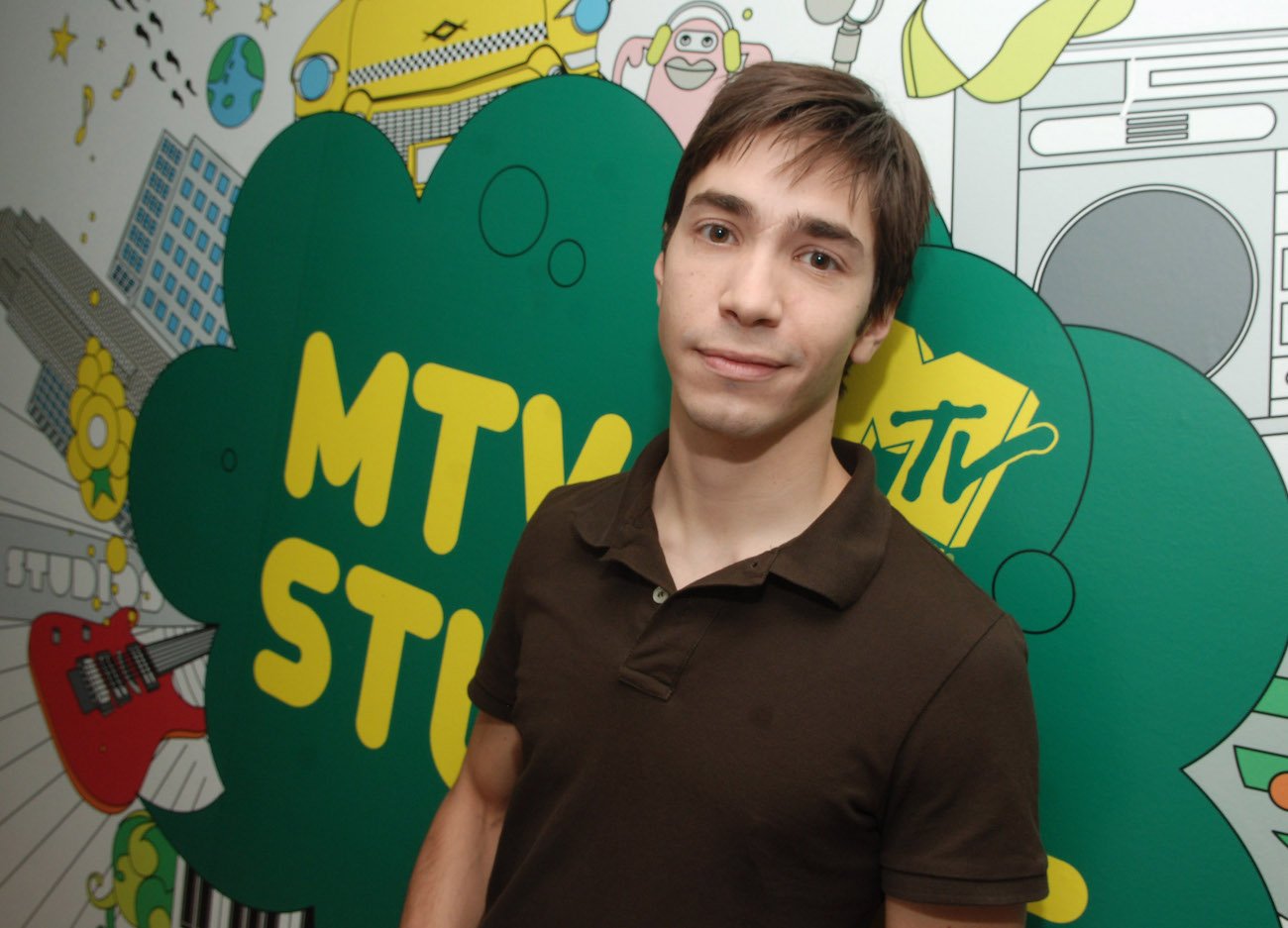 Justin Long in brown at the MTV Studios in 2007.