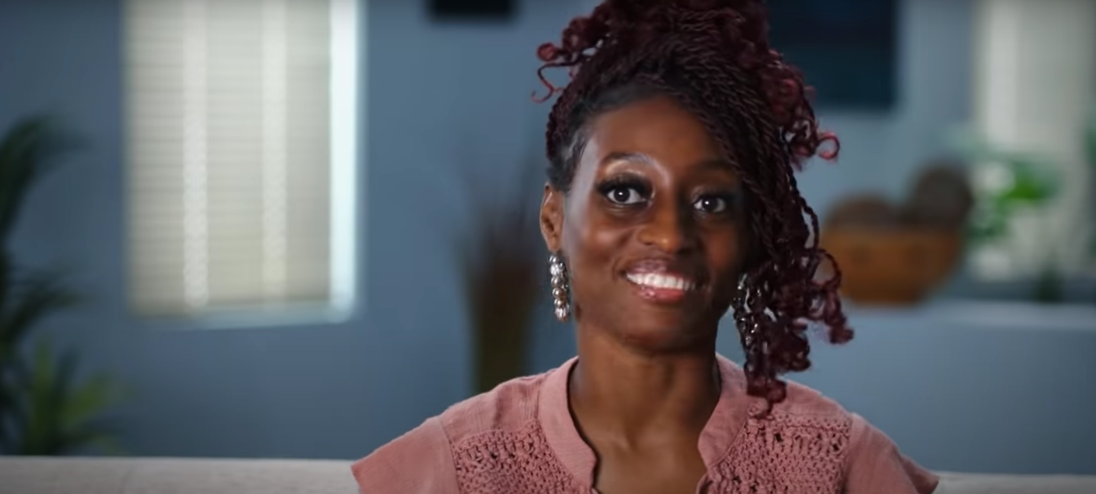 Karen Derrico wearing a dusty pink top in an episode of 'Doubling Down With the Derricos'