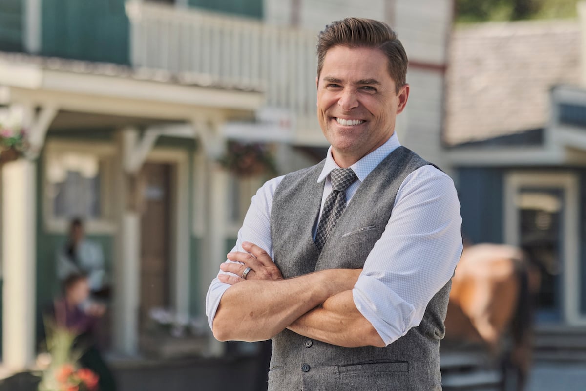 Kavan Smith, smiling with his arms crossed, in the 'When Calls the Heart' Season 9 premiere