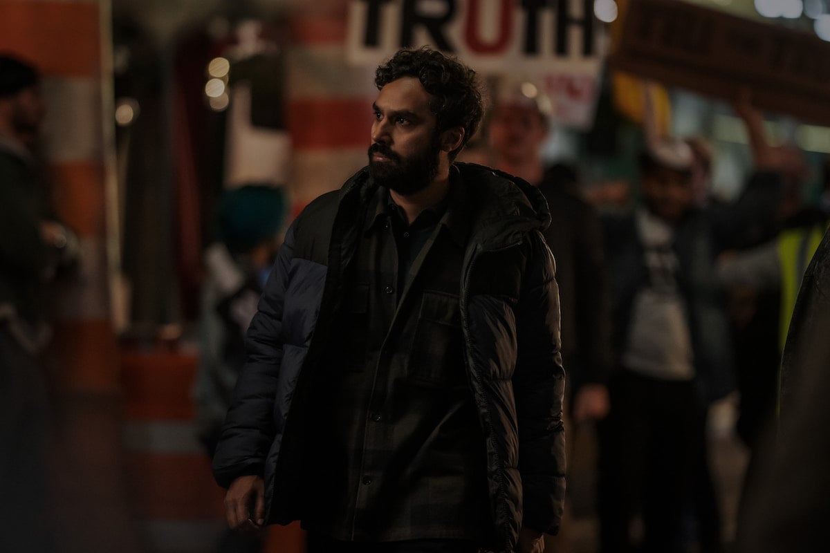 Kunal Nayyar walks down a street in a scene from 'Suspicion' Season 1 Episode 8: 'Unmasked'