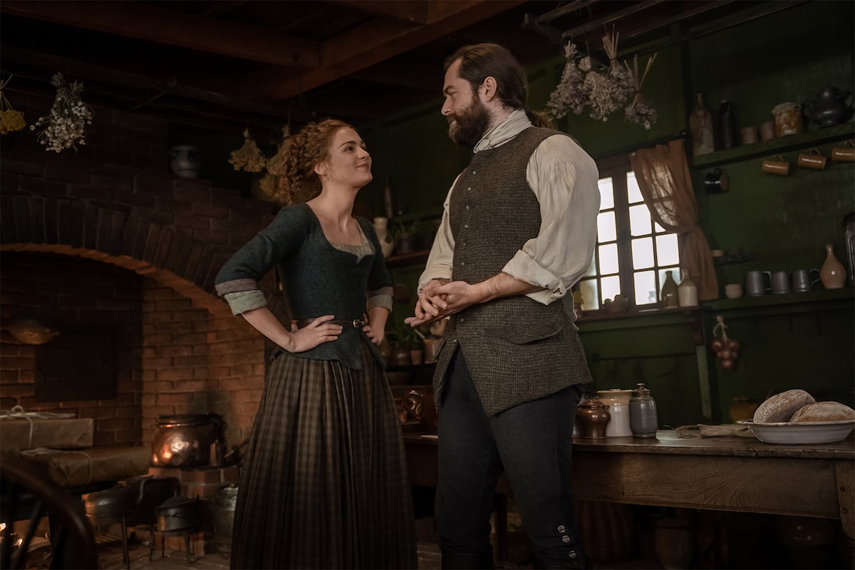 'Outlander' Season 6: Roger and Brianna smile at each other in their cabin