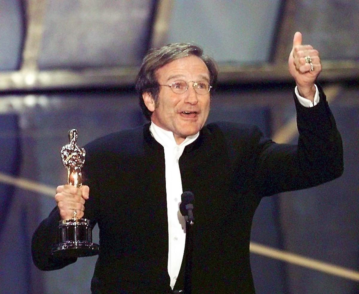 Robin Williams holds up his Oscar and gives a thumbs-up