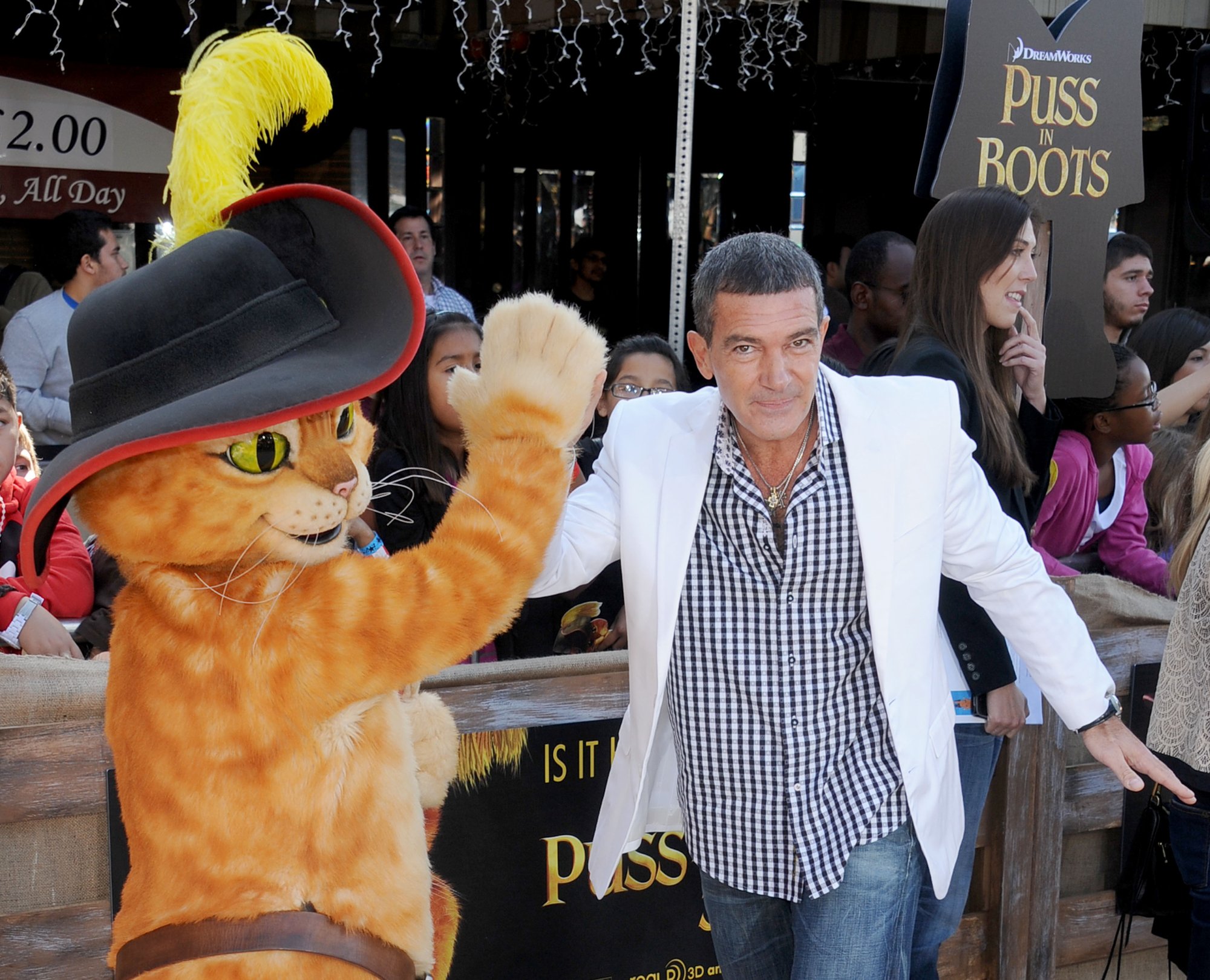 'Shrek 2' star Antonio Banderas and Puss in Boots high-fiving in front of a crowd of fans