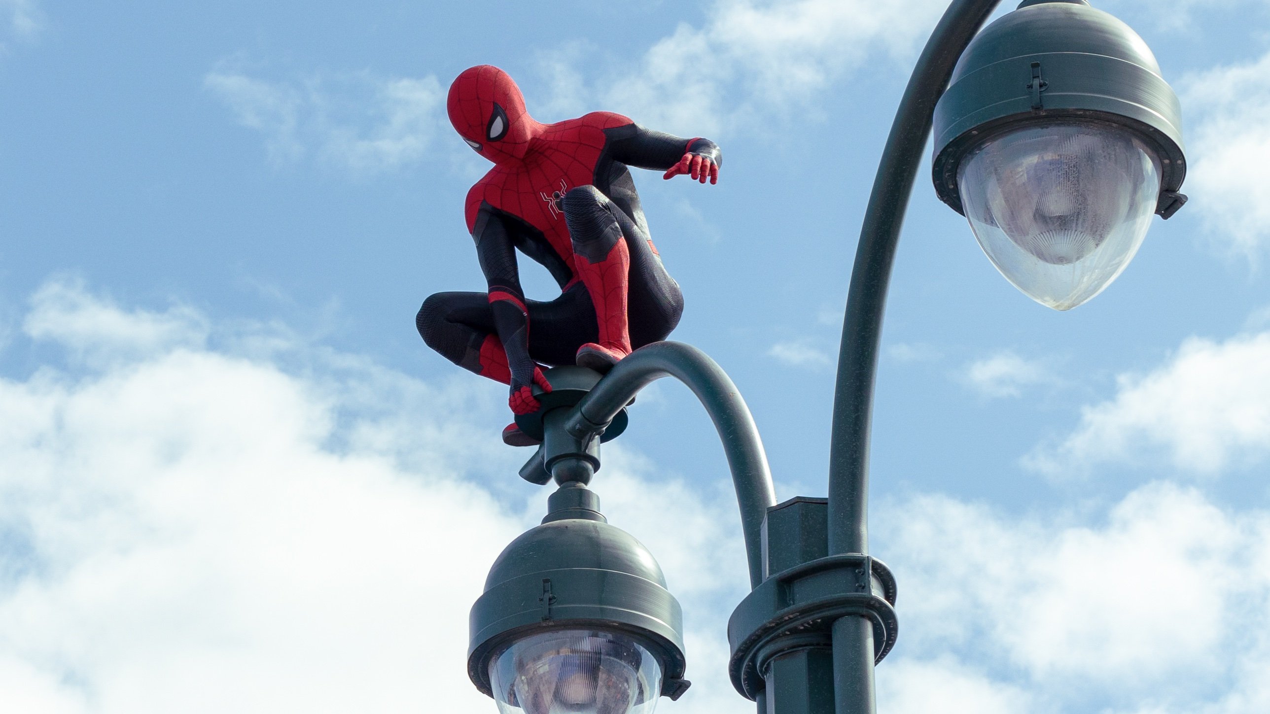 Spider-Man: No Way Home -- Spidey perches on a lamppost