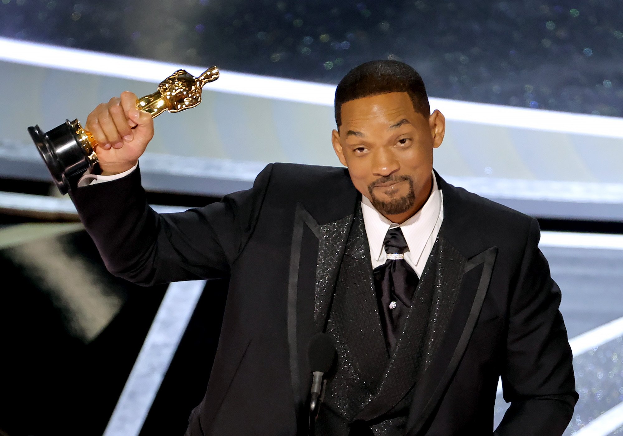Will Smith raises his Oscar for Best Actor
