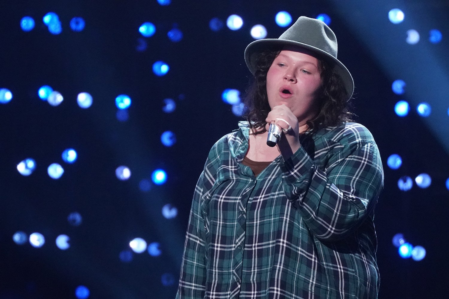 Kelsie Dolin performs her Hollywood Week solo on American idol.