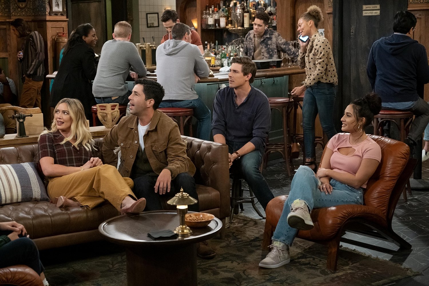 Sophie (Hilary Duff), Drew (Josh Peck), Charlie (Tom Ainsley), Jesse (Chris Lowell), and Valentina (Francia Raisa) in How I Met Your Father Season 1