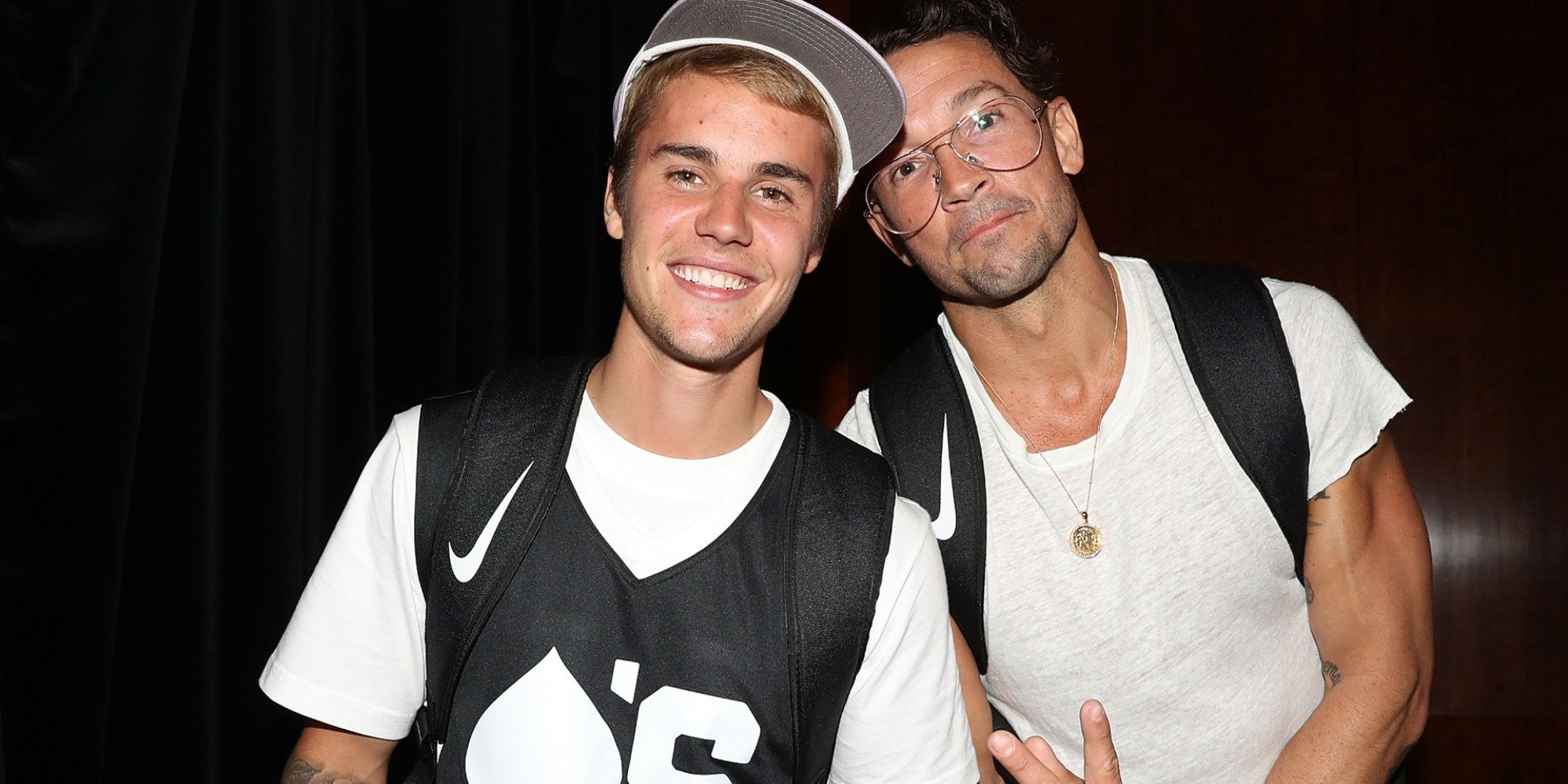 Justin Bieber and Carl Lentz pose for photographers.