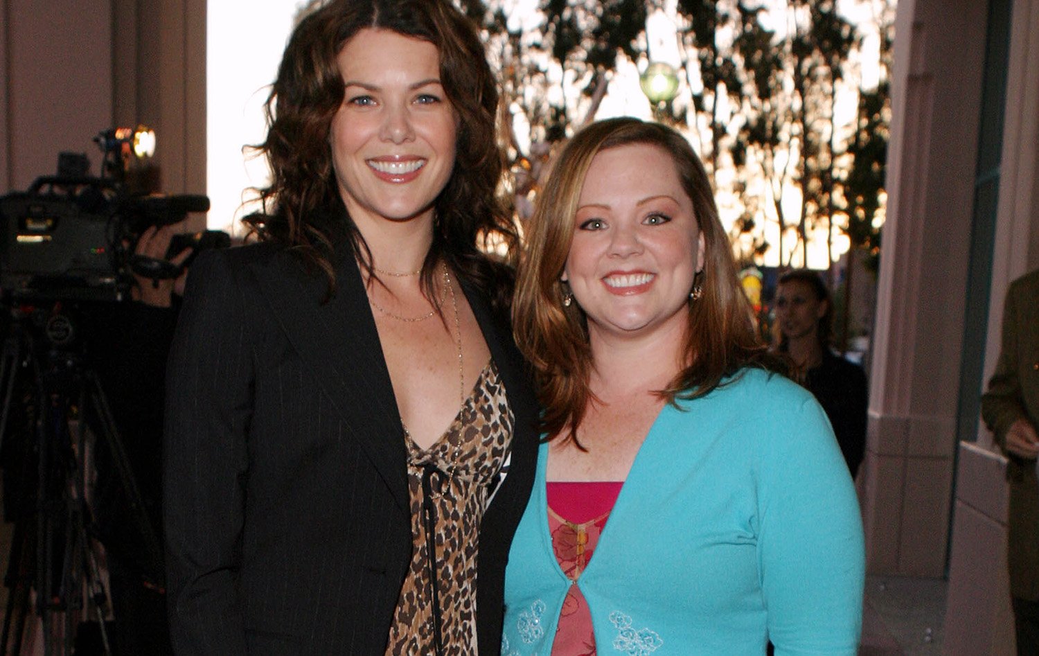 Gilmore Girls stars Lauren Graham (Lorelai Gilmore) and Melissa McCarthy (Sookie St. James)