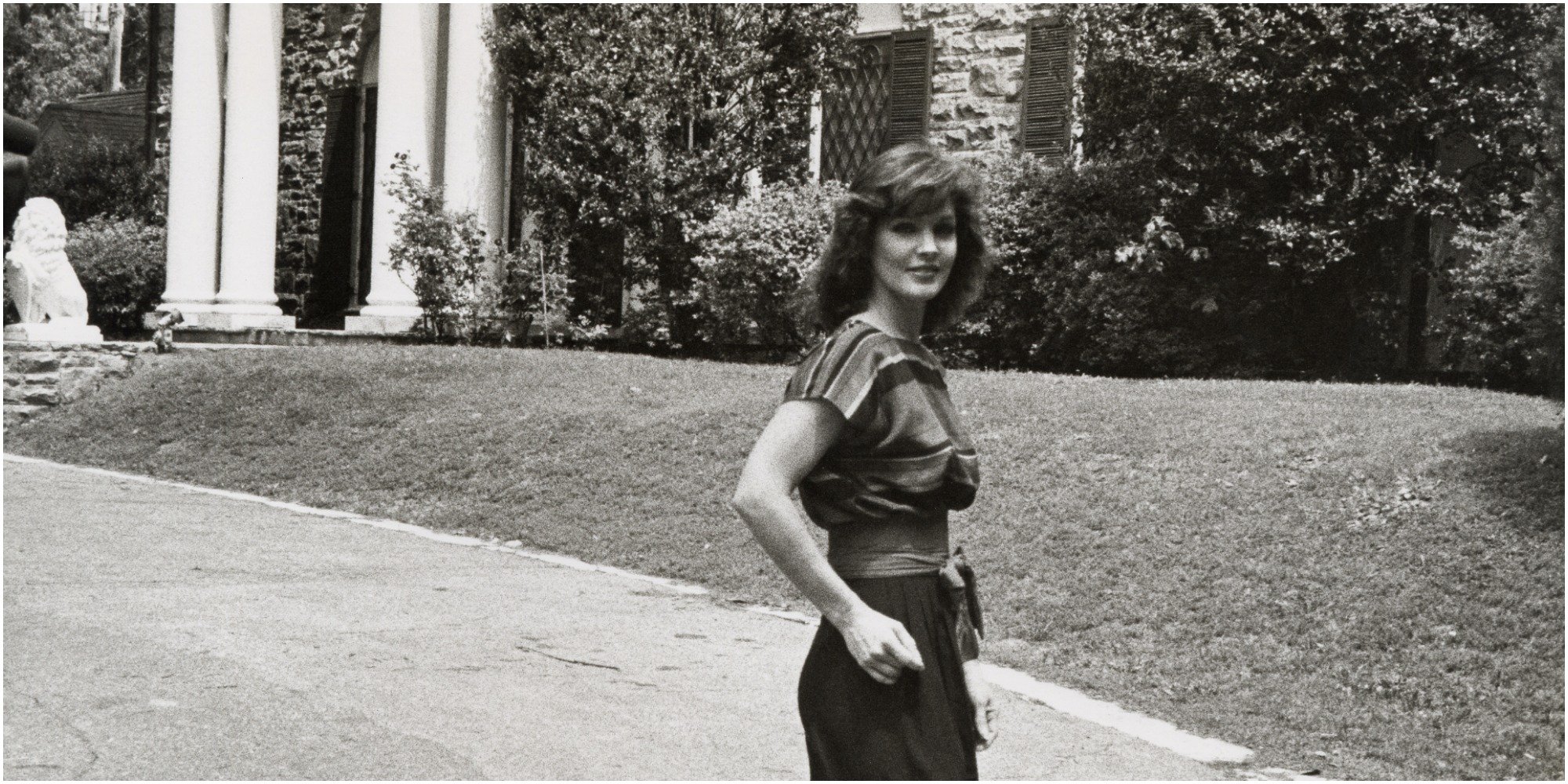 Priscilla Presley poses in front of Graceland in 1982.