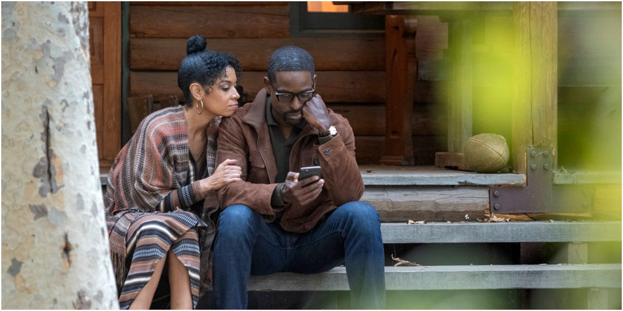 Susan Kalechi Watson and Sterling K. Brown on the set of This is Us.