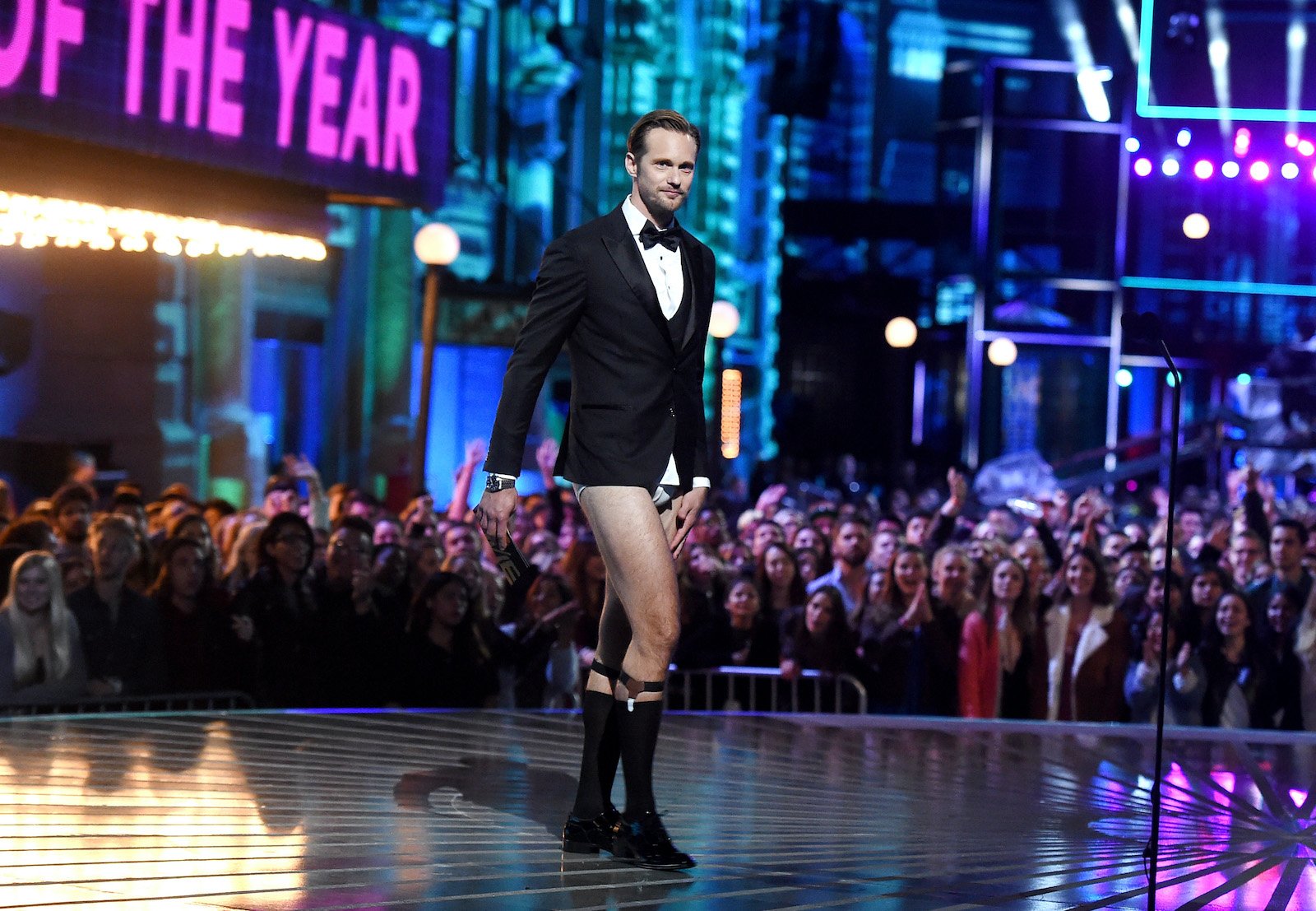 Alexander Skarsgard struts onstage pantless during the 2016 MTV Movie Awards