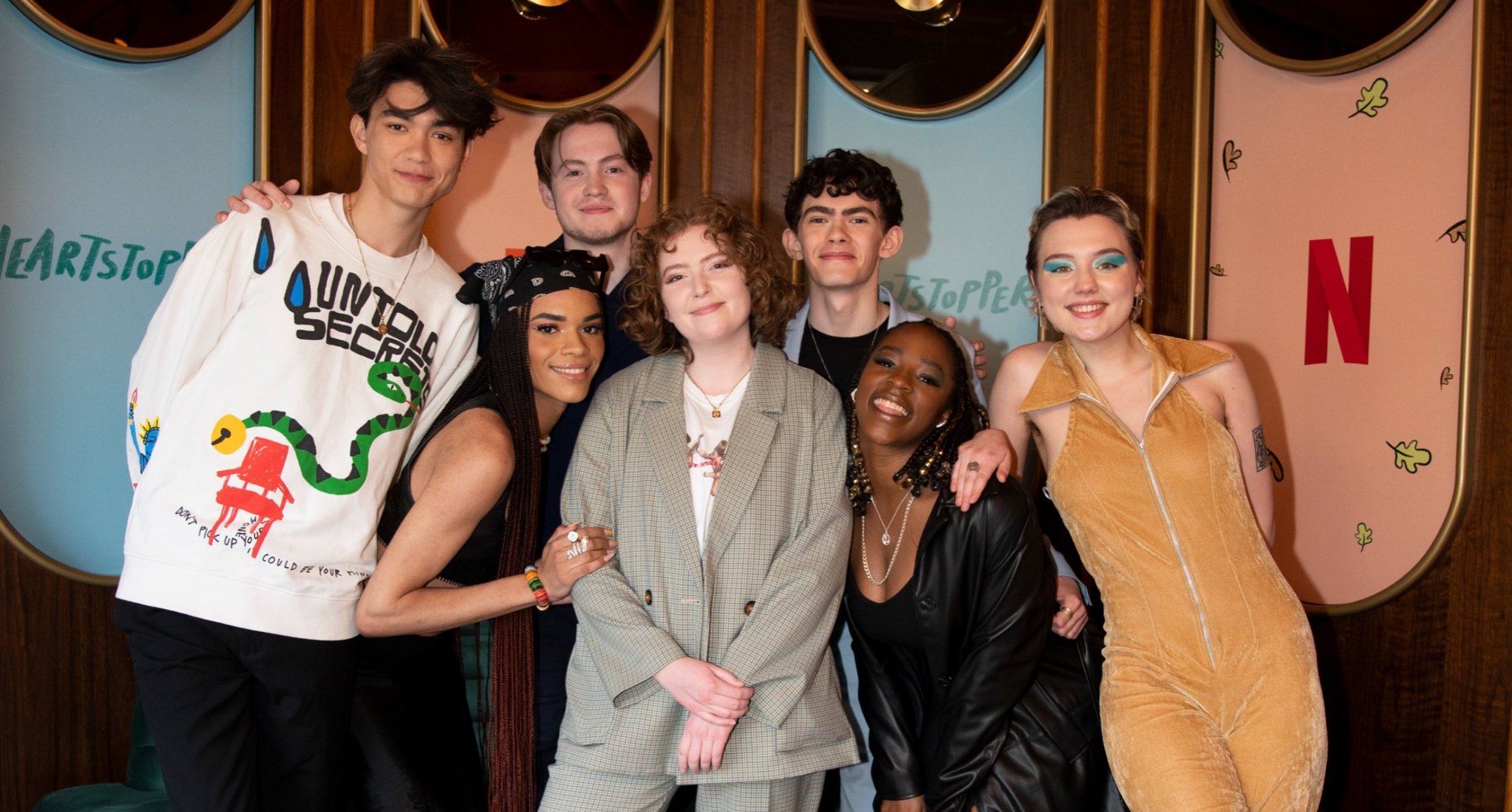 Alice Oseman and the cast of 'Heartstopper' gathered together for photo.