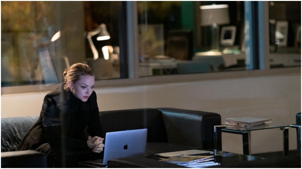 Amanda Seyfried as Elizabeth Holmes sitting down, staring at a computer during an episode of 'The Dropout'