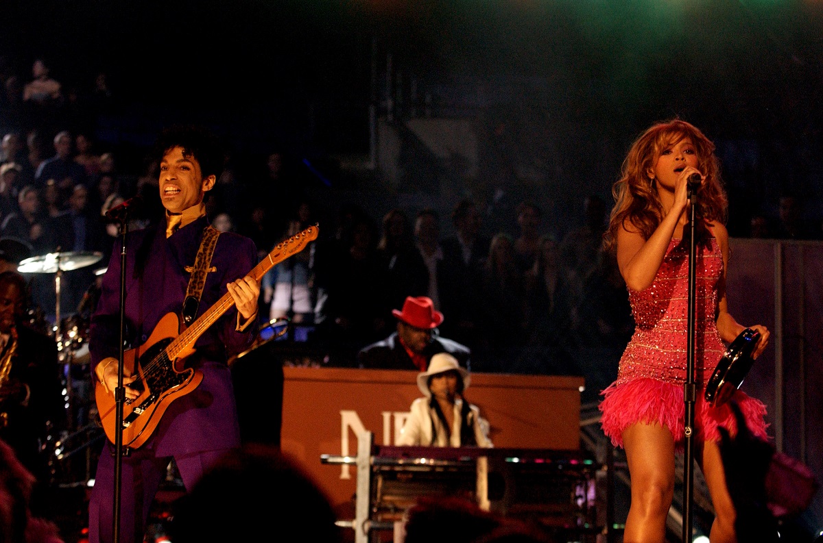 Beyonce singing alongside Prince on stage.