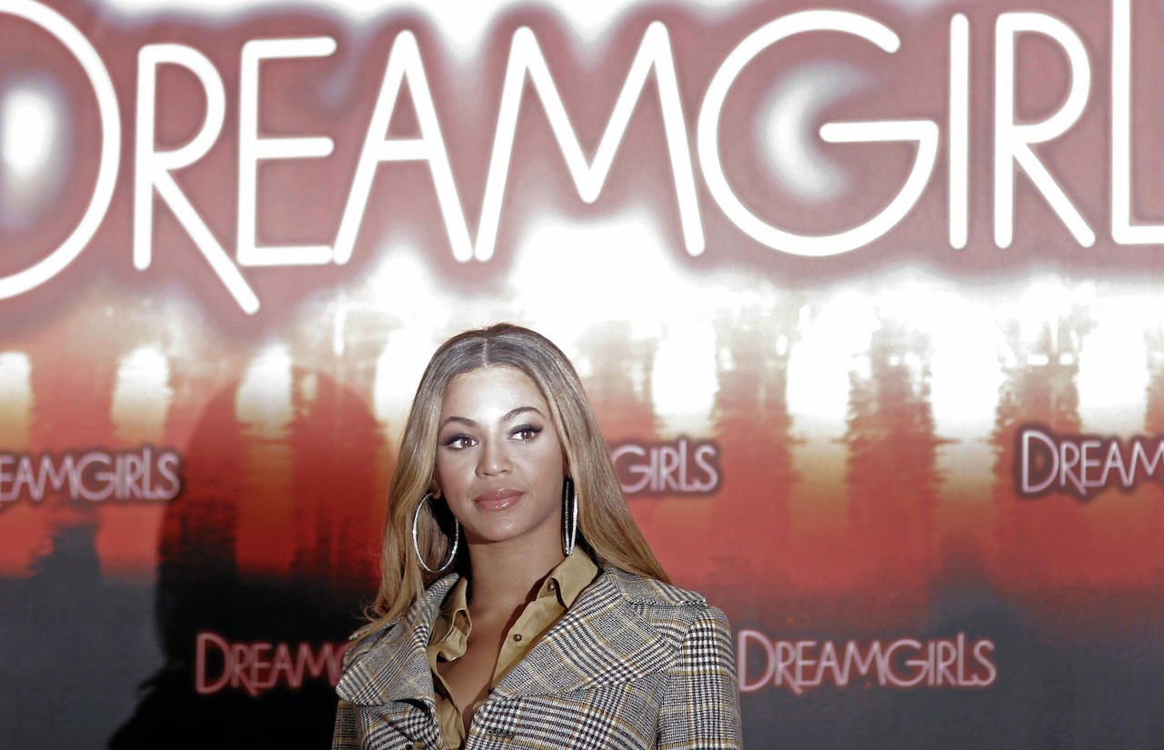 Beyoncé poses on the red carpet