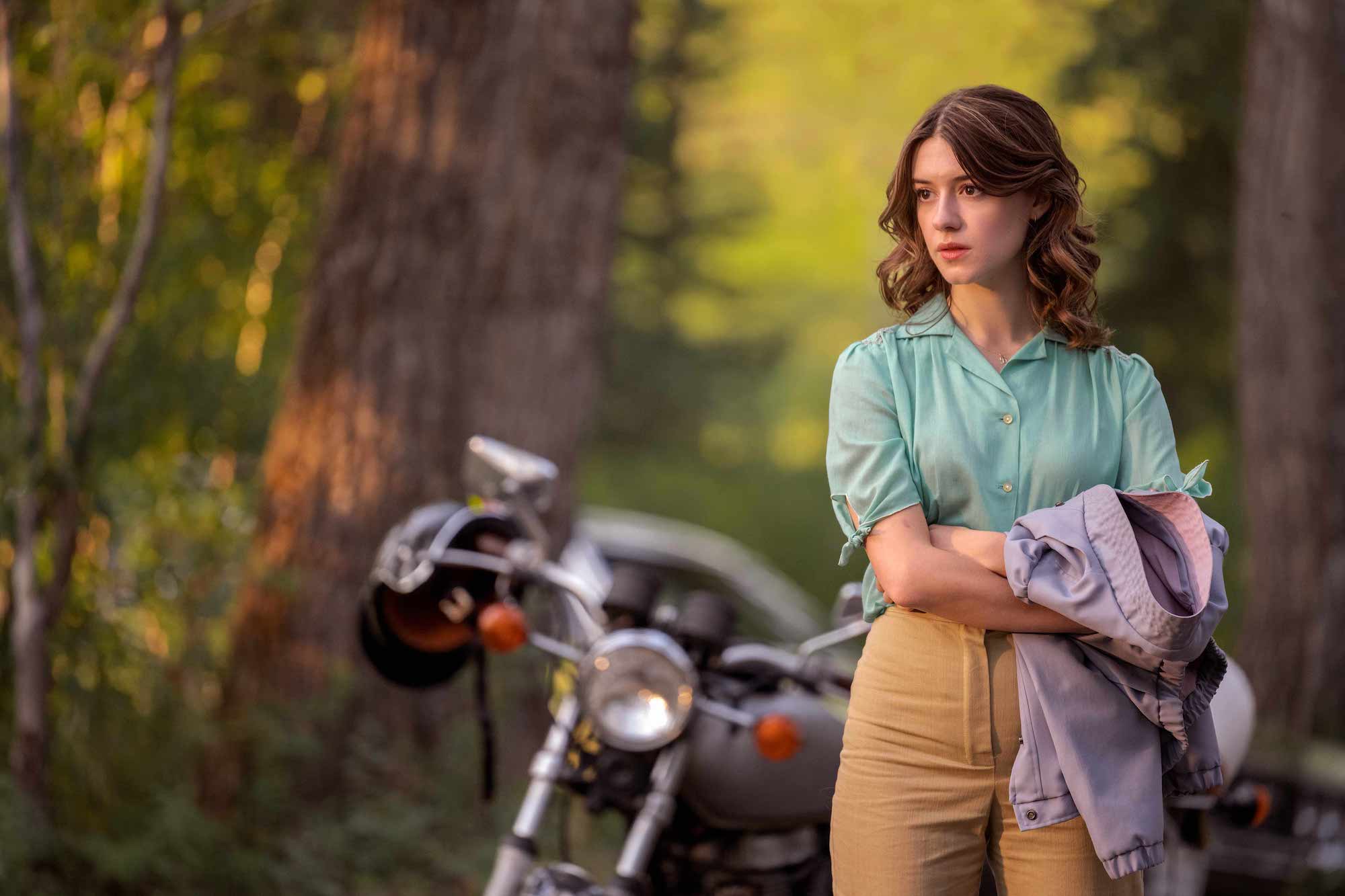 Brenda Lafferty (Daisy Edgar-Jones) folds her arms and holds a jacket