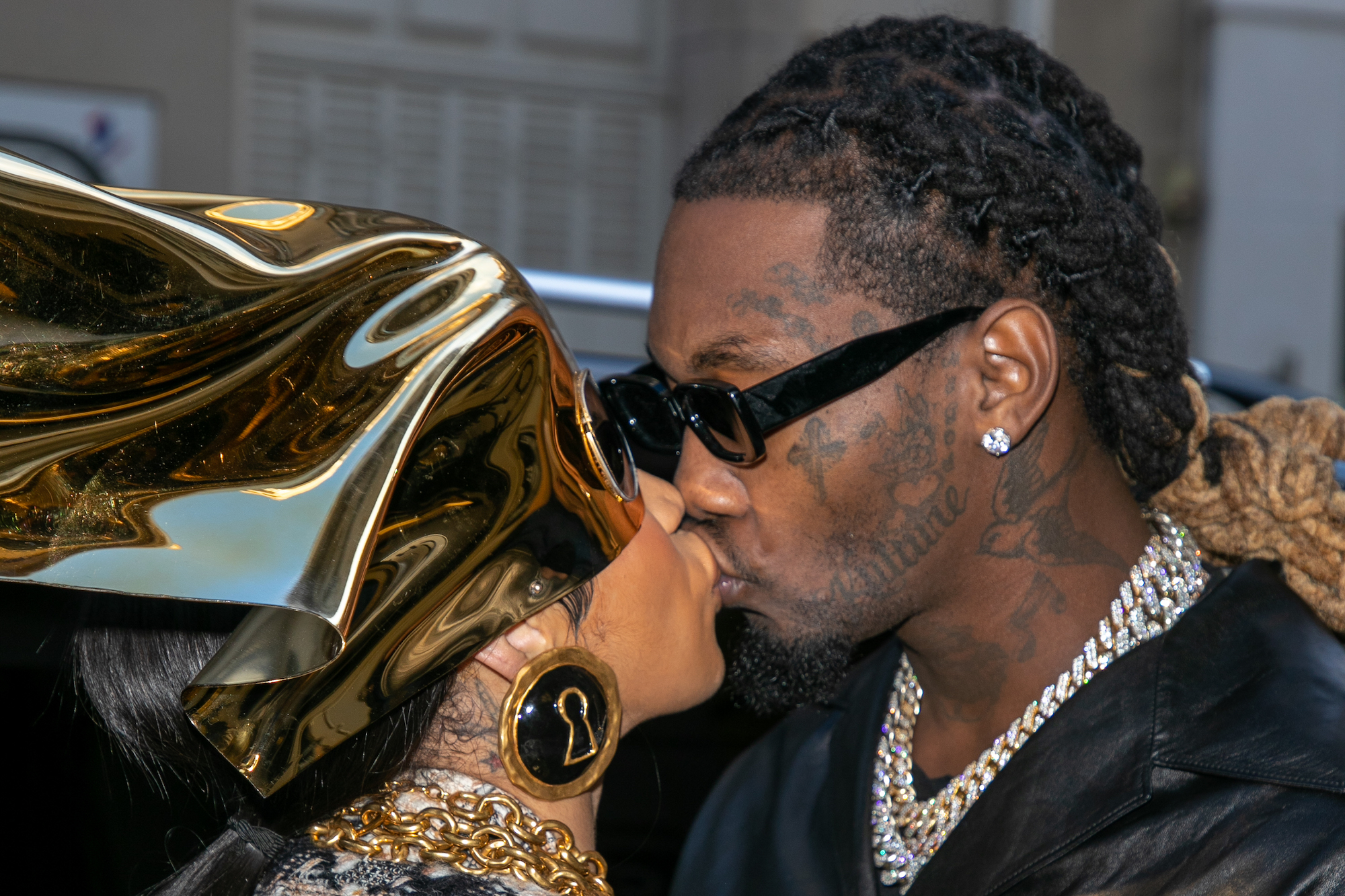 Cardi B and Offset kissing