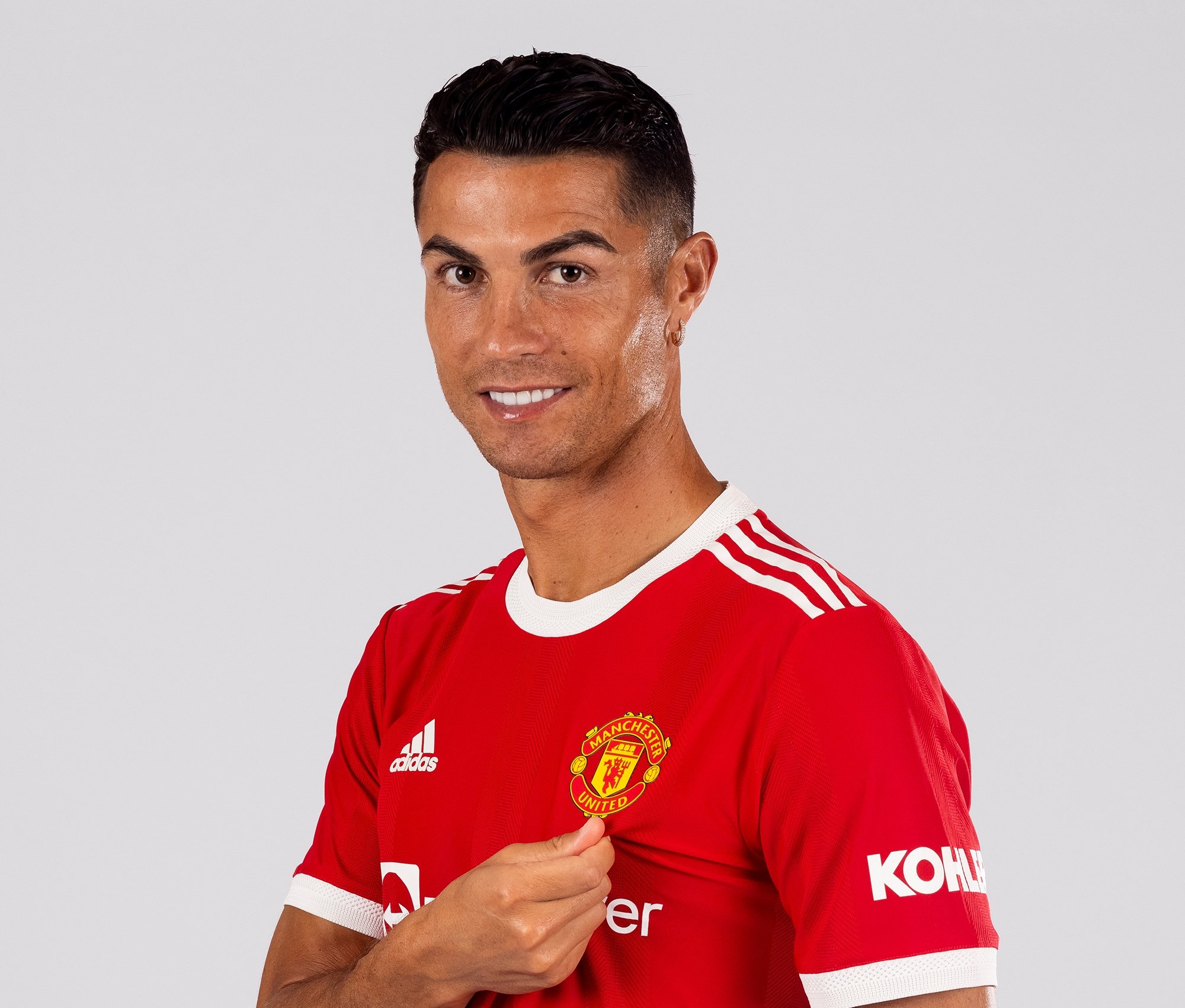 Cristiano Ronaldo, who owns private jets, poses for photo after signing with Manchester United in 2021