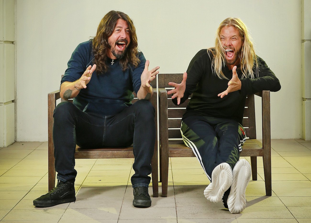 Dave Grohl and Taylor Hawkins posing in Sydney, 2017.