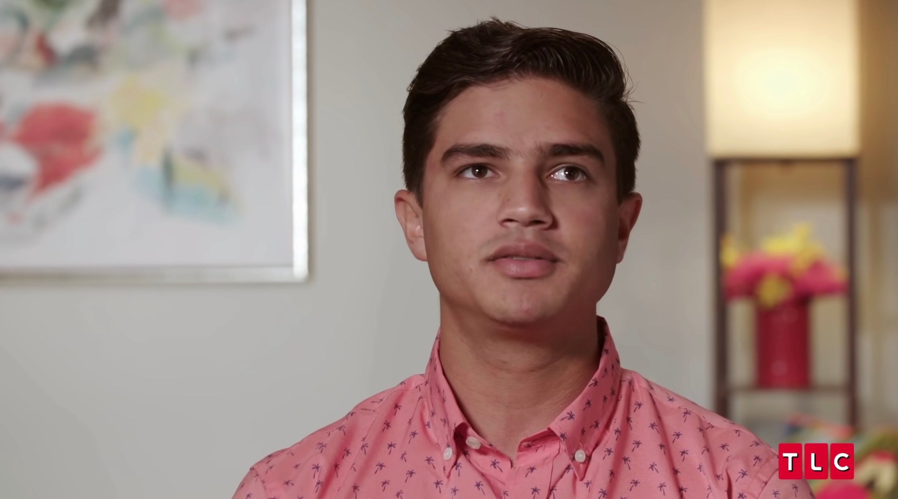 '90 Day Fiancé' star Guillermo wearing a pink collared shirt during a confessional.