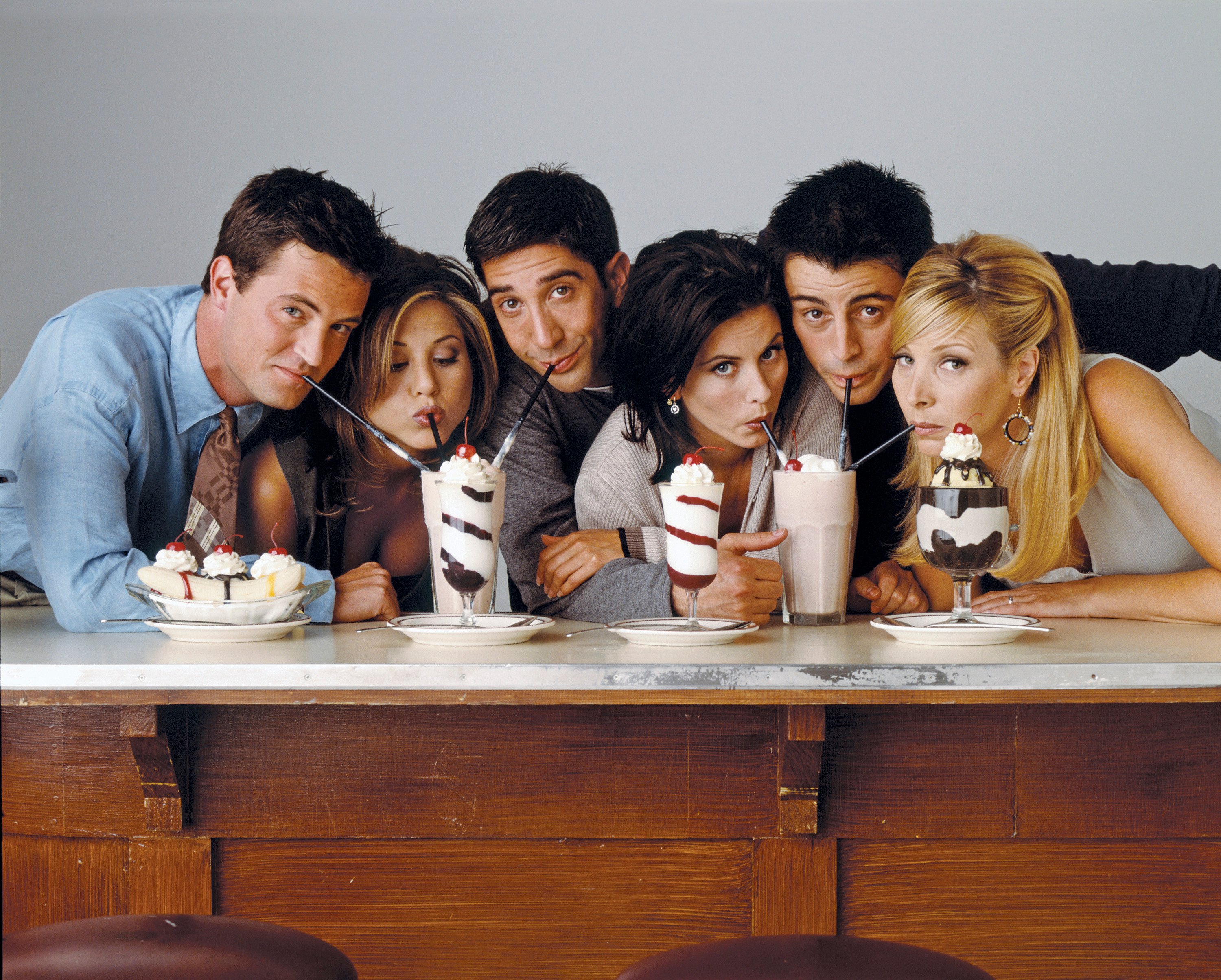 Matthew Perry, Jennifer Aniston, David Schwimmer, Courtney Cox, Matt Le Blanc and Lisa Kudrow in a promotional photo for 'Friends'