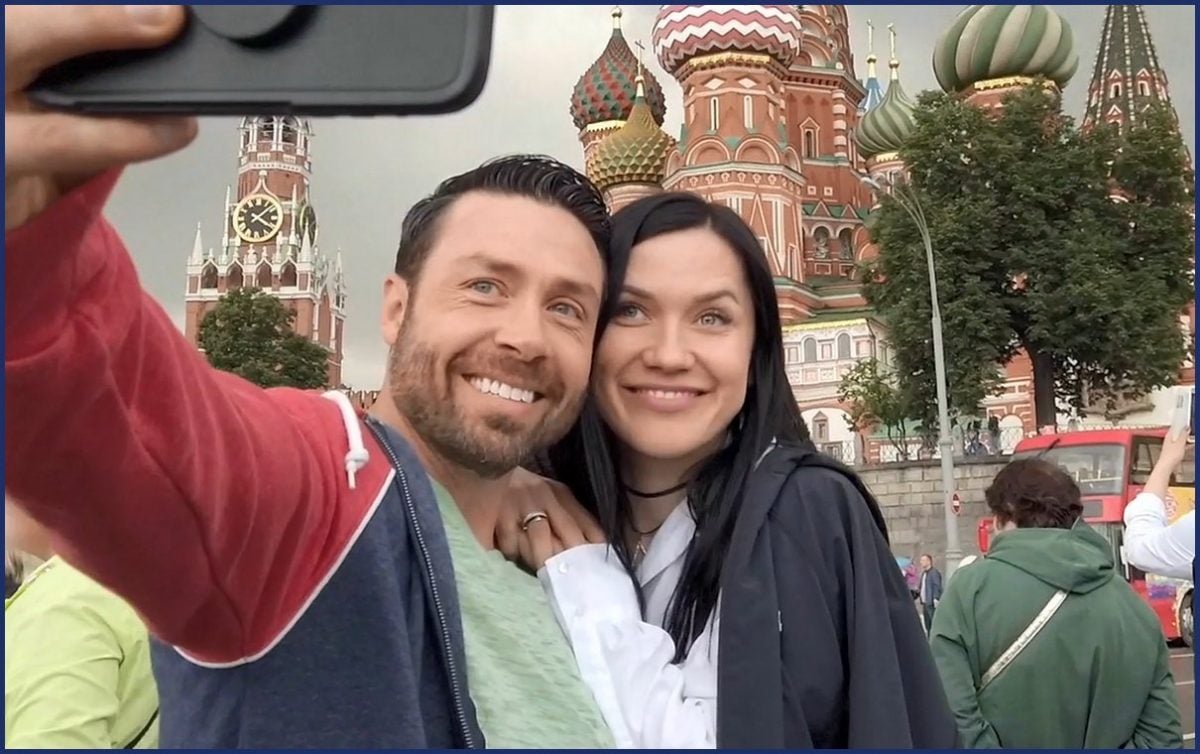 Geoffrey Paschel und Varya Malina machen ein Selfie in Russland in Staffel 4 von „90 Day Fiancé – Before the 90 Days“.