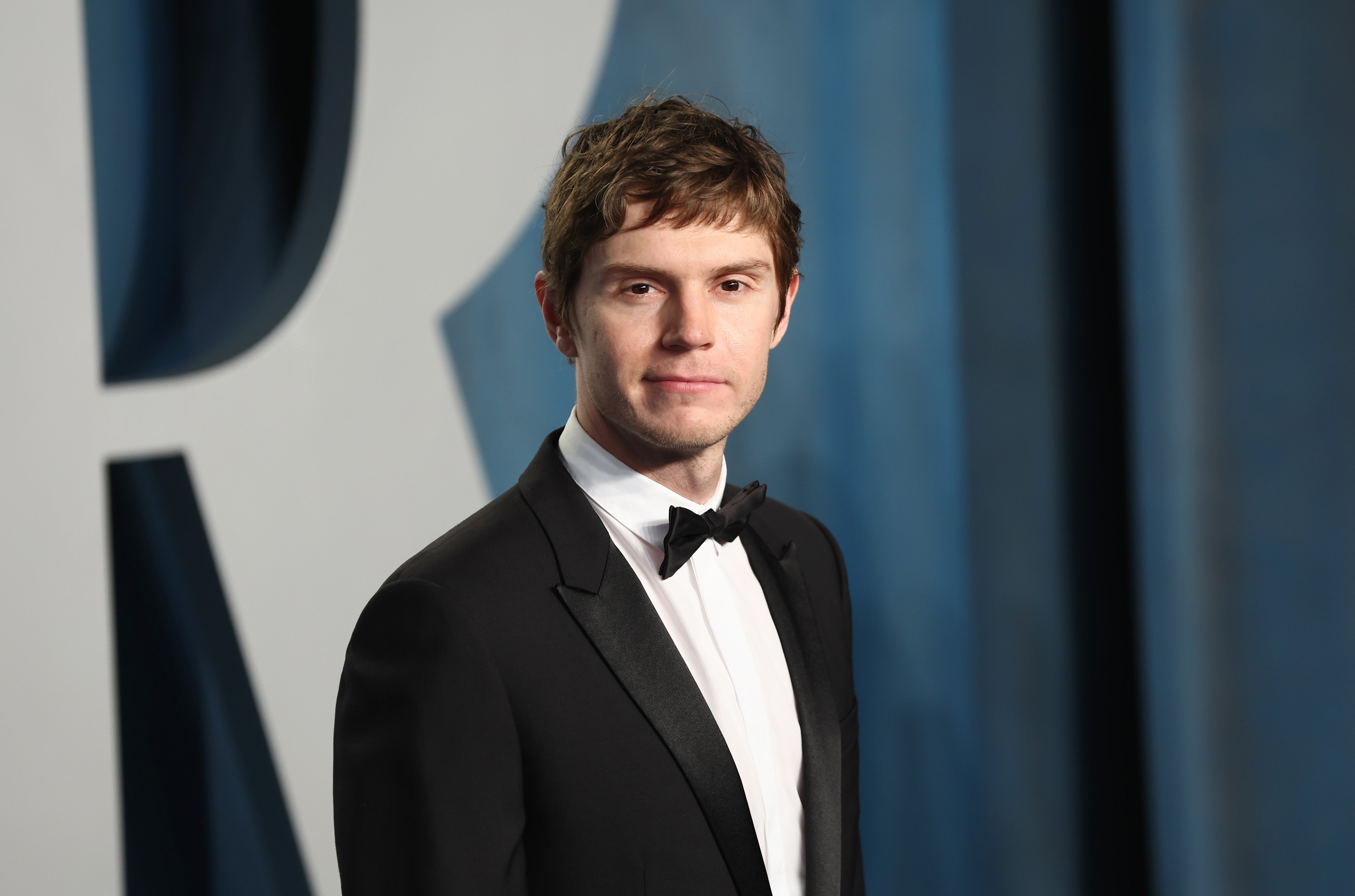 One of the 'One Tree Hill' guest stars Evan Peters wearing a tuxedo at the Vanity Fair Oscar party in 2022.