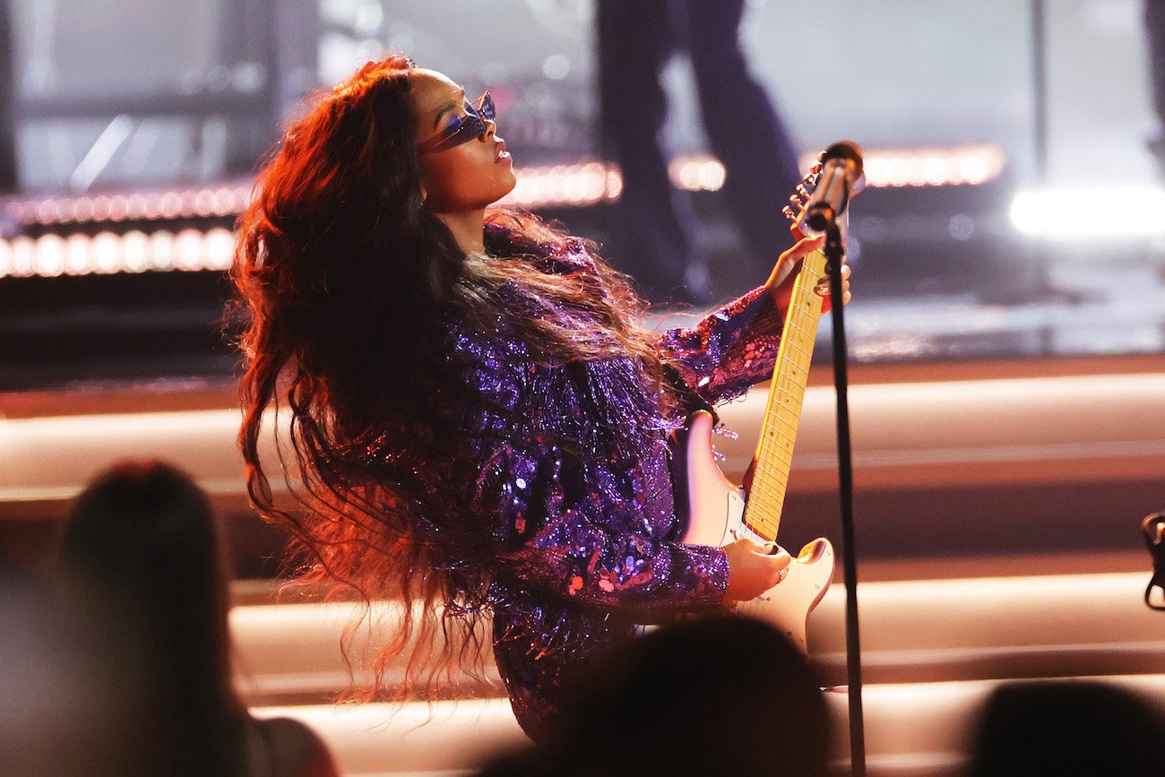 H.E.R. in purple performing at the 2022 Grammy Awards.