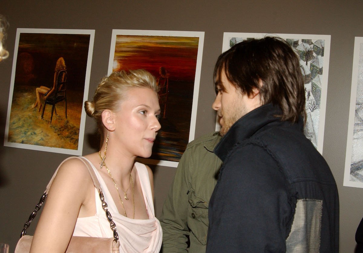 Actors Scarlett Johansson and Jared Leto attend an art exhibit in 2004