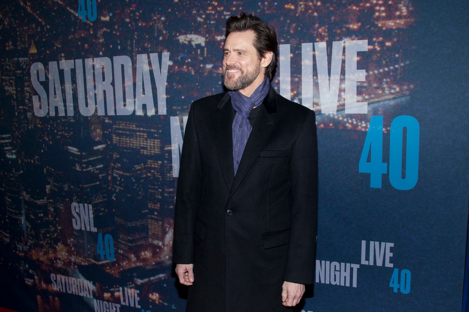 Jim Carrey smiles on the red carpet at the SNL 40th Anniversary Special 