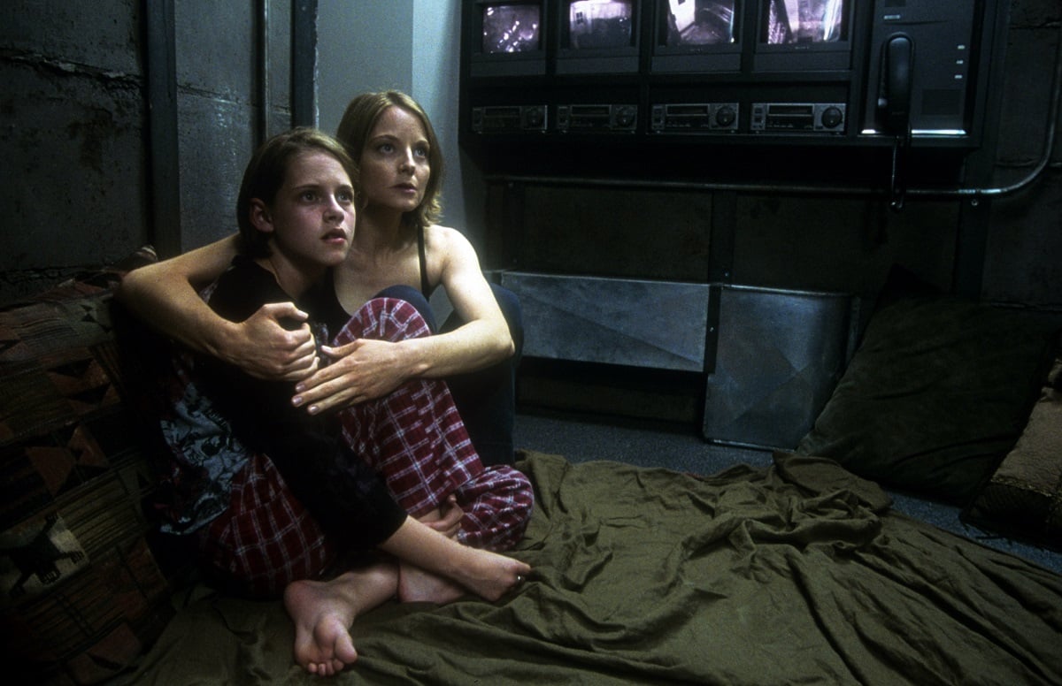 Jodie Foster sitting down with Kristen Stewart in the film Panic Room.