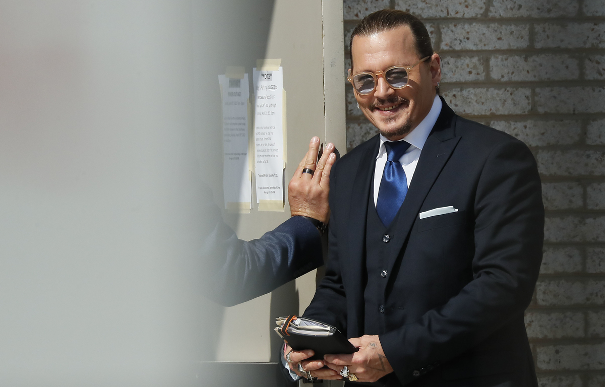 Johnny Depp Can’t Stop Laughing as His Building Concierge Vapes During His Testimony for Amber Heard Trial Live Stream