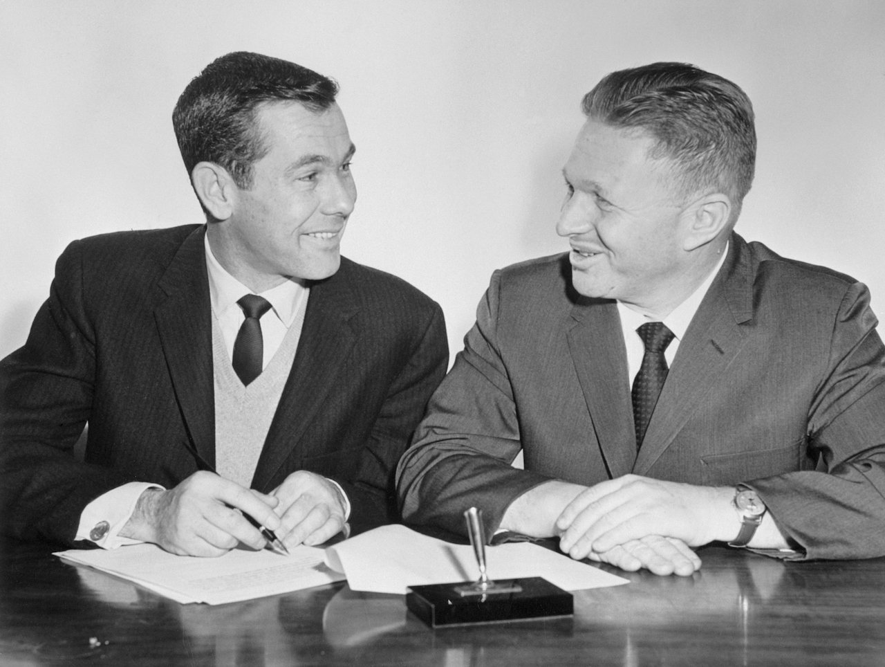 Johnny Carson (l) signs his new contract with the National Broadcasting Company for "The Tonight Show, Starring Johnny Carson,"