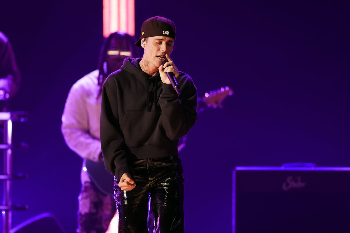Justin Bieber wears a casual black outfit and performs 'Peaches' at the 64th Annual Grammy Awards