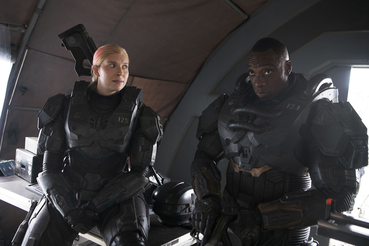 Kate Kennedy as Kai and Bentley Kalu as Vannak in Halo Episode 5.