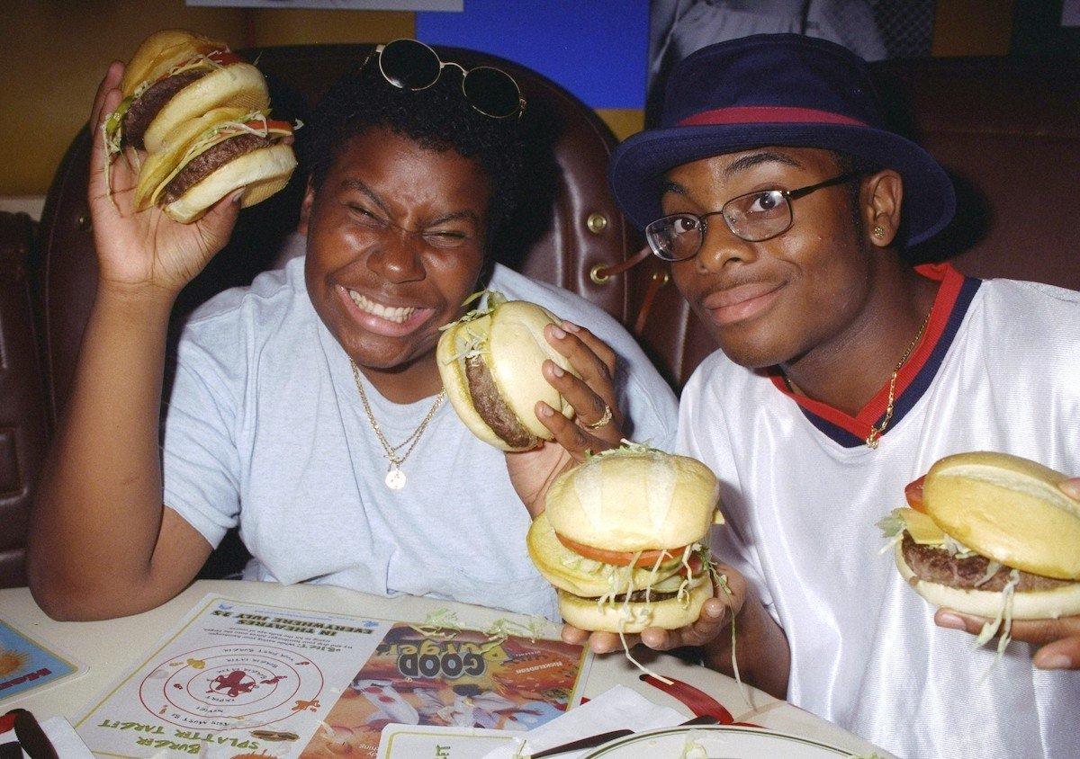 Teen comedians Kenan Thompson and Kel Mitchell eat burgers together in 1997