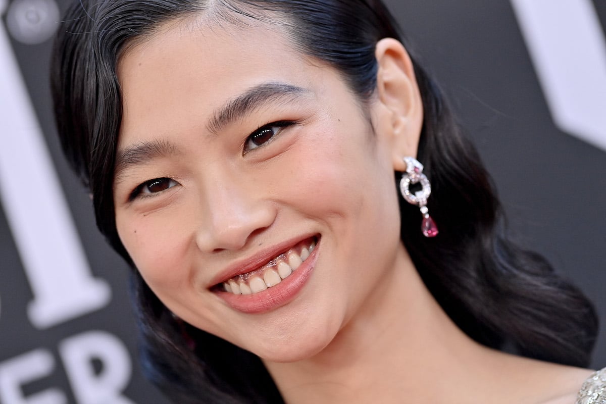 Jung Ho-yeon smiles on the red carpet at the 27th Annual Critics Choice Awards