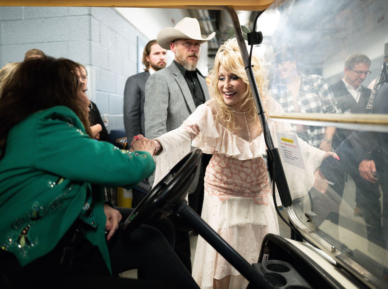 Loretta Lynn reaches out for Dolly Parton