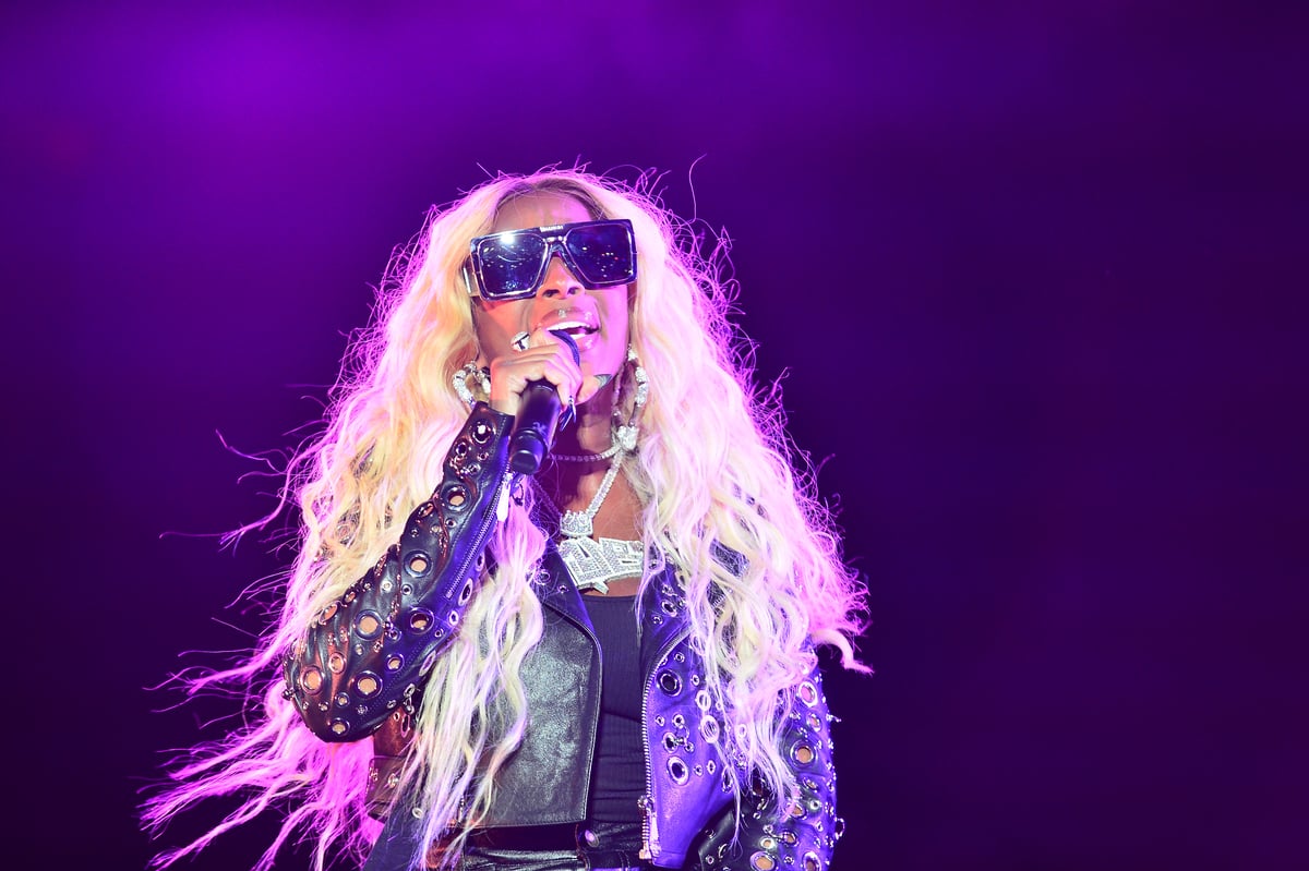 Wearing large sunglasses Mary J. Blige performs on stage in Miami Gardens, FL.
