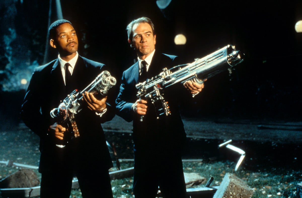 Will Smith and Tommy Lee Jones aim their weapons towards the sky in 'Men In Black'