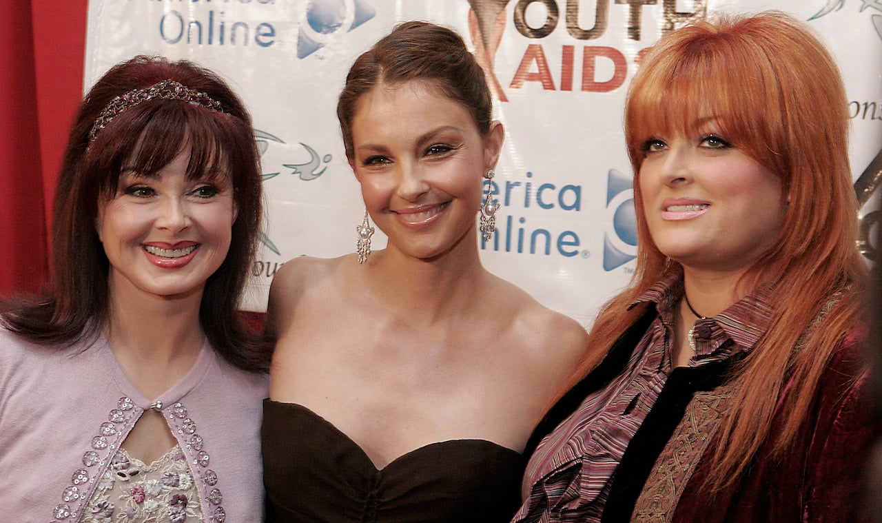 (L-R) Naomi Judd, Ashley Judd and Wynonna Judd pose for a picture in 2005