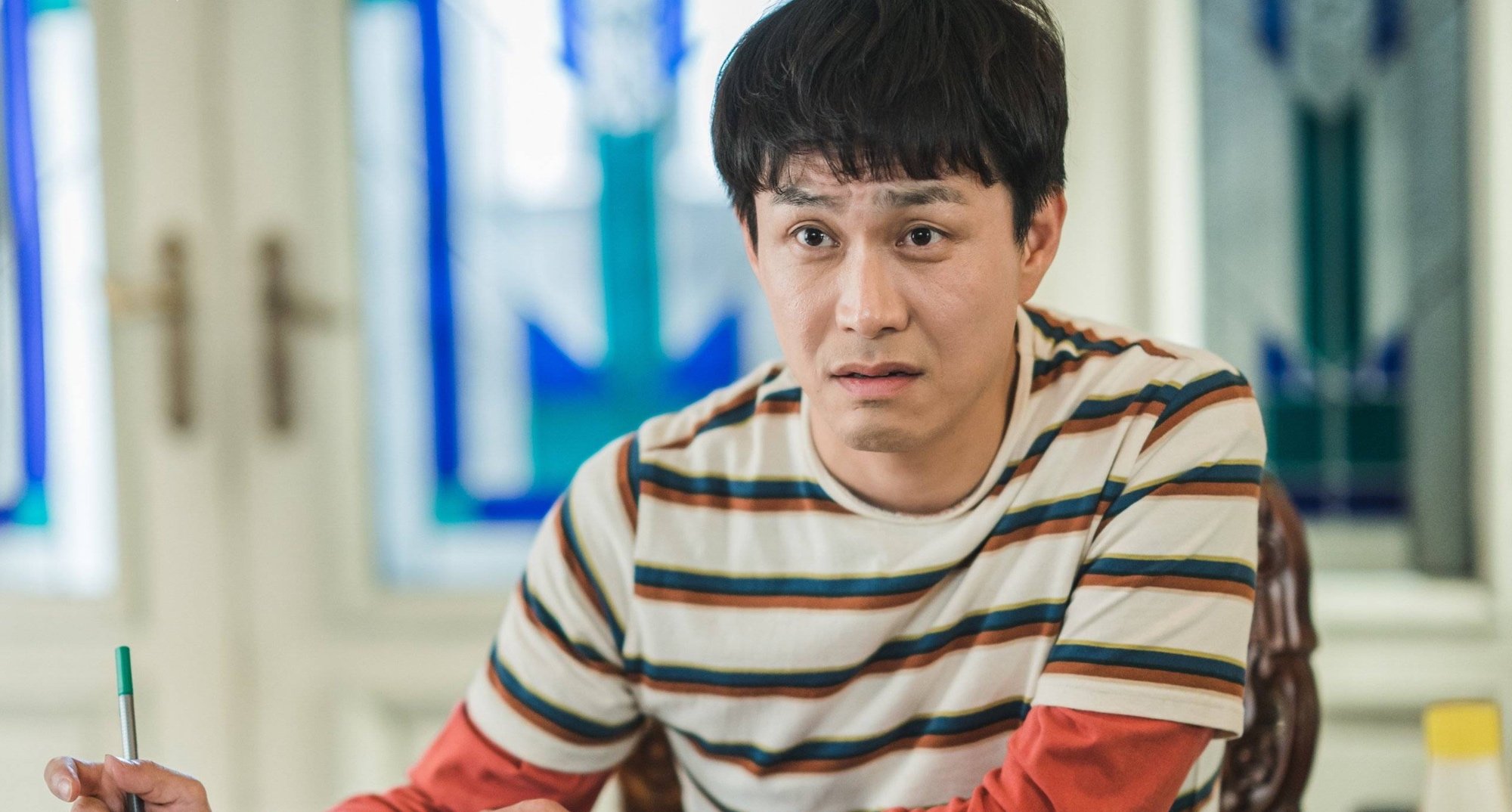 Oh Jung-se in 'It's Okay to Not Be Okay' K-drama wearing stripped shirt.