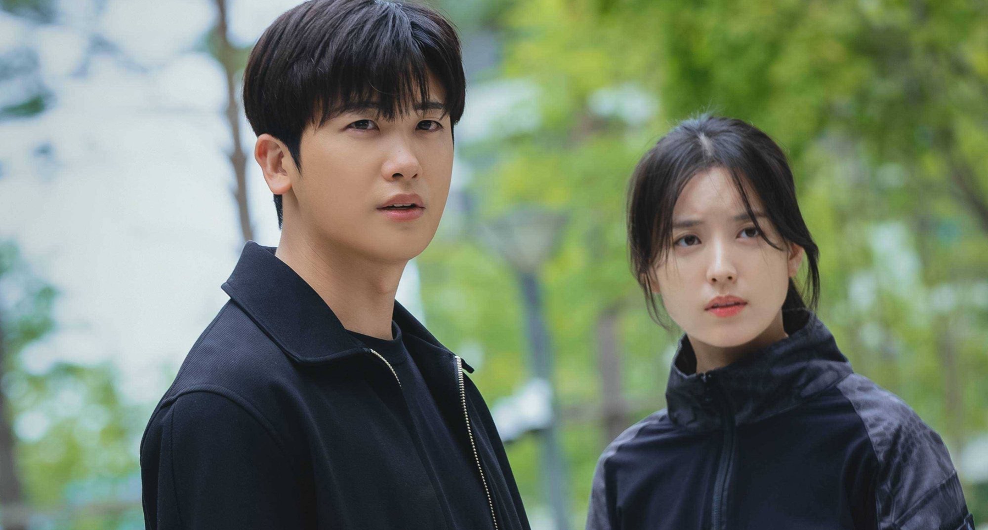 Park Hyung-sik and Han Hyo-joo in 'Happiness' in relation to Netflix wearing tactical gear.