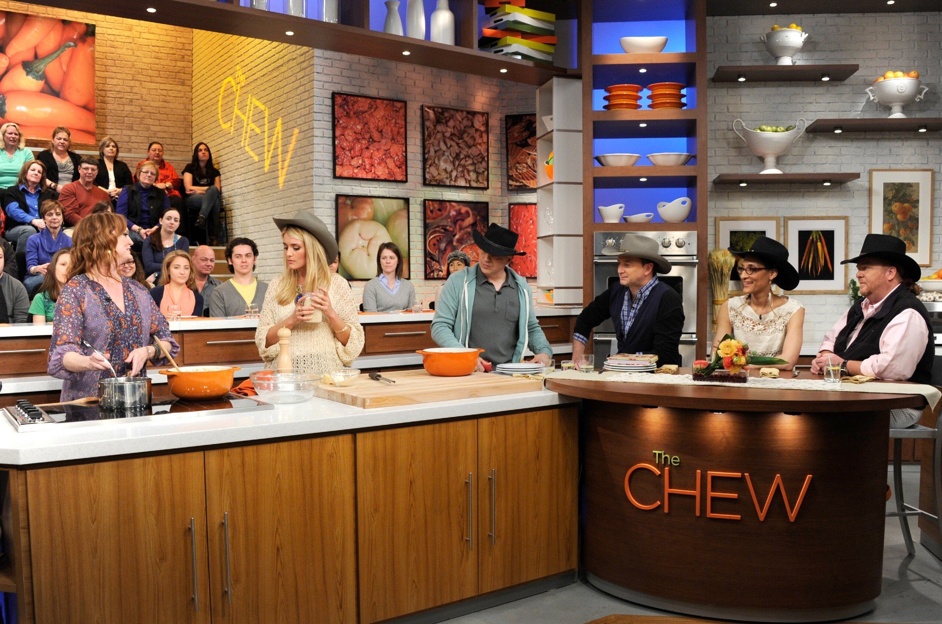 The Pioneer Woman Ree Drummond makes a meal on The Chew with Daphne Oz and the rest of the hosts.